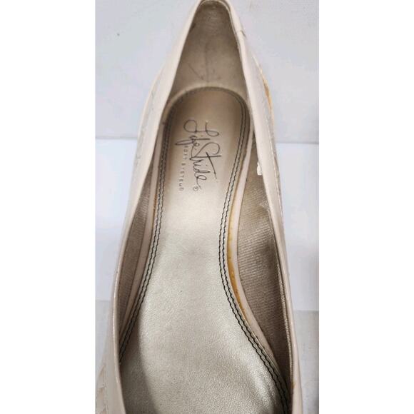 Lifestride Women’s 9M Slip Ons Cream Snake Skin Texture W/ Buckle Low Wedge Heel - Picture 3 of 14